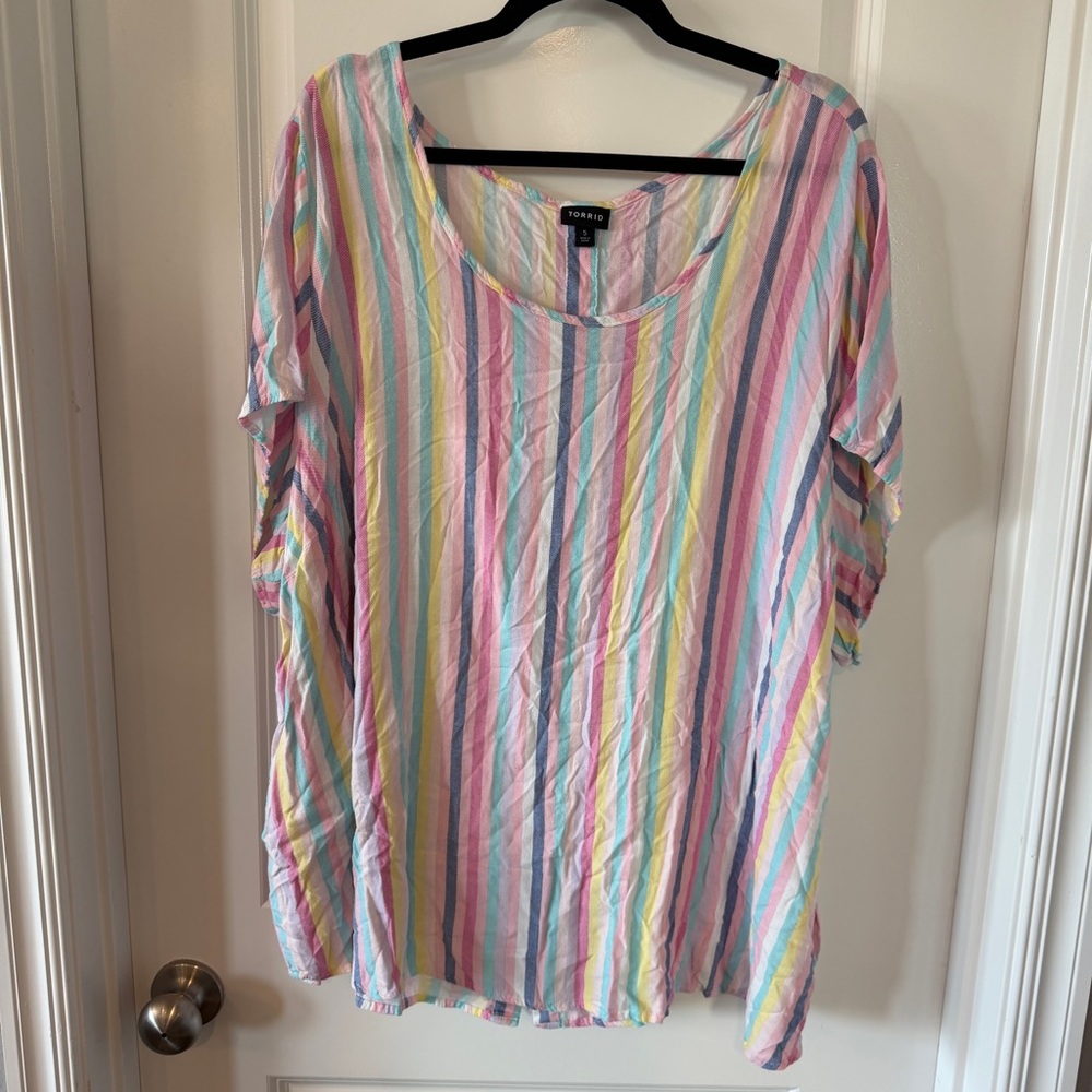 Torrid Size 5 Pastel Rainbow Stripe Abbey Slub Top Button Back Detail
